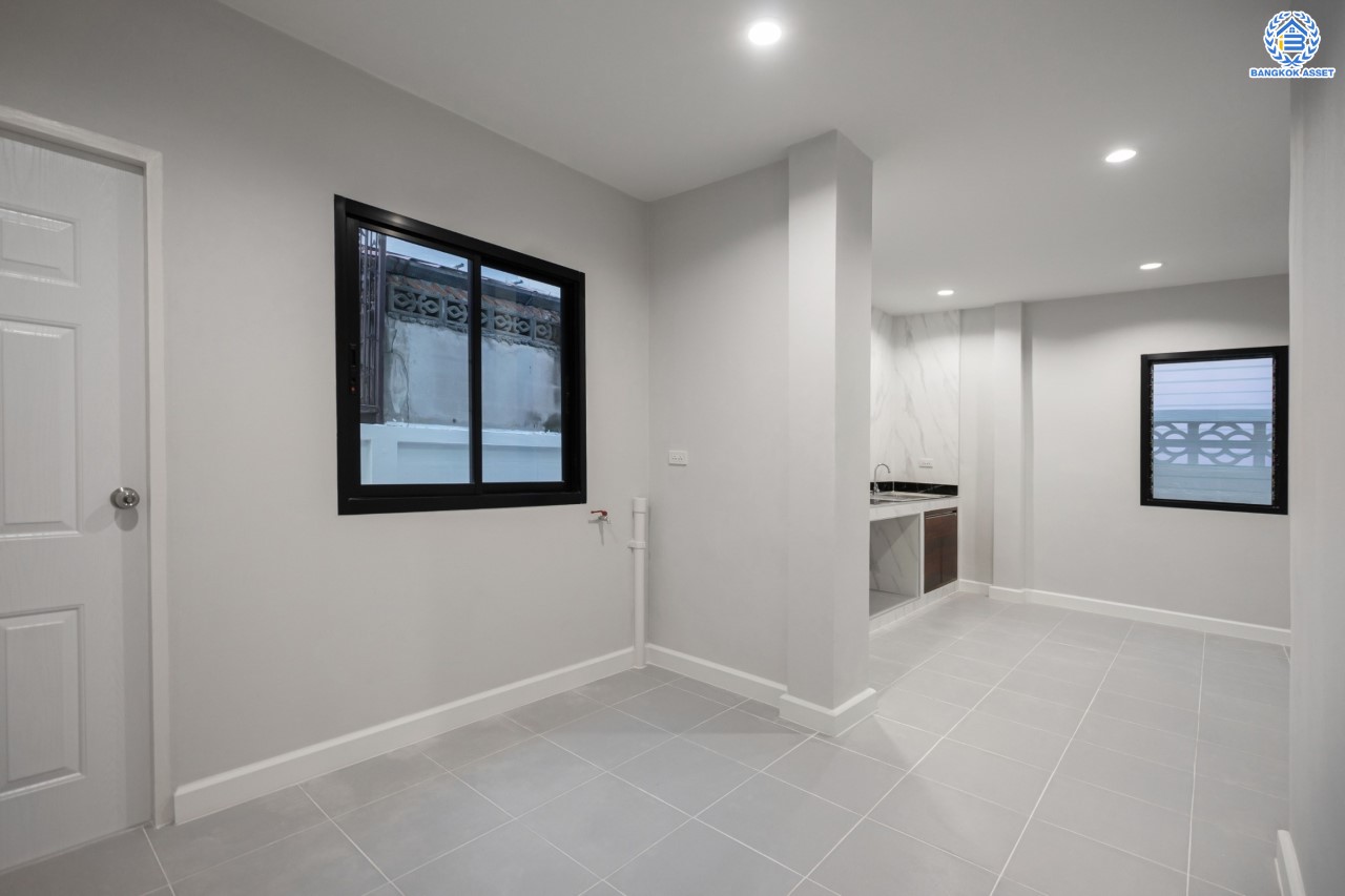 บ้านมือสองตกแต่งใหม่ ม.ดอนเมืองวิลล่า2 เพิ่มสิน บ้านเดี่ยวหลังใหญ่ เนื้อที่ 60 ตร.ว. ฟังก์ชัน 4 ห้องนอน 2 ห้องน้ำ จอดรถได้ 2 คัน บนทำเลเดินทางสะดวก เชื่อมต่อถ.สายไหม, ถ.พหลโยธิน ใกล้รถไฟฟ้าสายสีเขียว "สถานีสะพานใหม่" และทางด่วน "ฉลองรัช" รายล้อมด้วยสิ่งอำนวยความสะดวกครบครัน